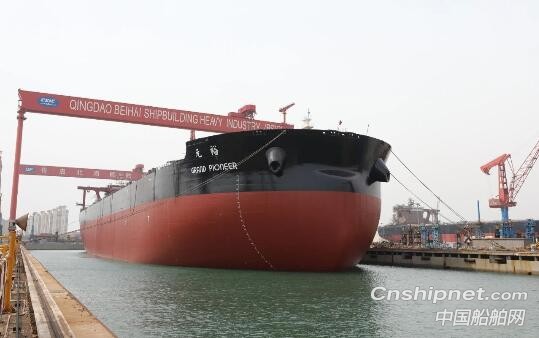 北船重工32.5万吨系列矿砂船10号船顺利出坞