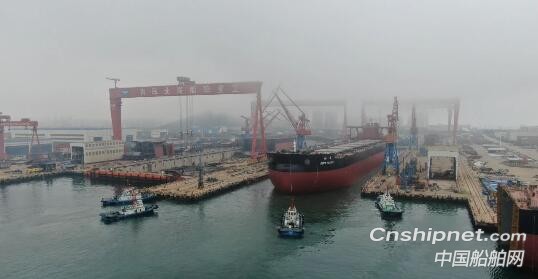 北船重工32.5万吨系列矿砂船10号船顺利出坞
