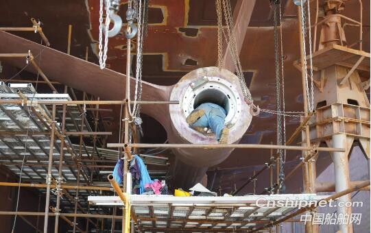 天津新港船舶重工700客位/2000米车道客滚船艉轴安装完成