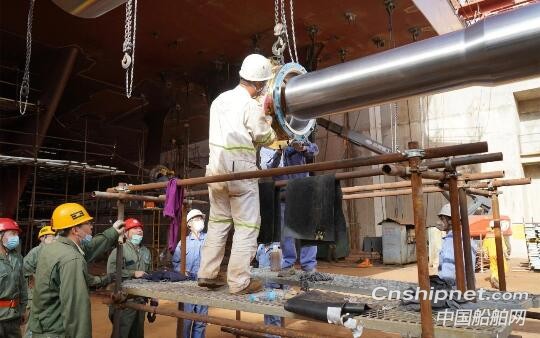 天津新港船舶重工700客位/2000米车道客滚船艉轴安装完成