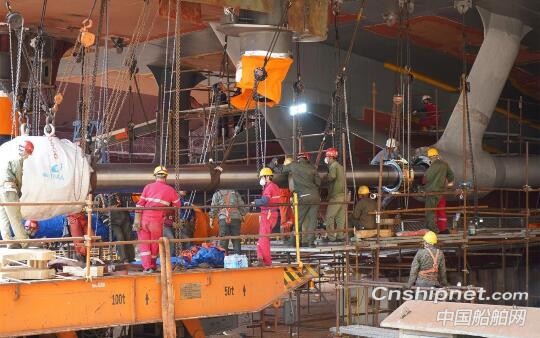 天津新港船舶重工700客位/2000米车道客滚船艉轴安装完成