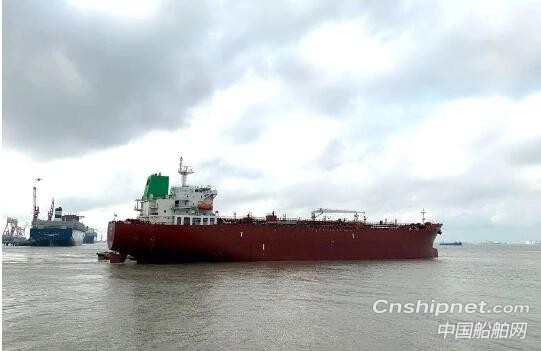 上海中远海运重工修葺一新的“石英”轮鸣笛启航