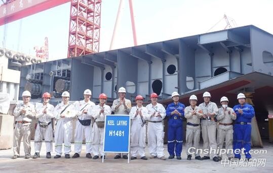 上海外高桥造船2艘21万吨散货船如期同日下坞