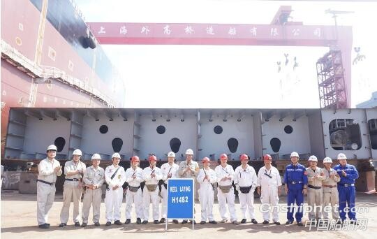 上海外高桥造船2艘21万吨散货船如期同日下坞