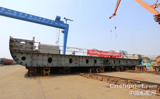 大连中远海运重工2艘6.2万吨多用途纸浆船同日上船台