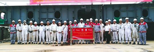 象屿海装同日3艘63500DWT散货船分别交付和进坞