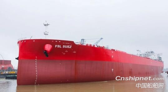 扬州中远海运重工首制114k成品油轮N944船顺利出坞