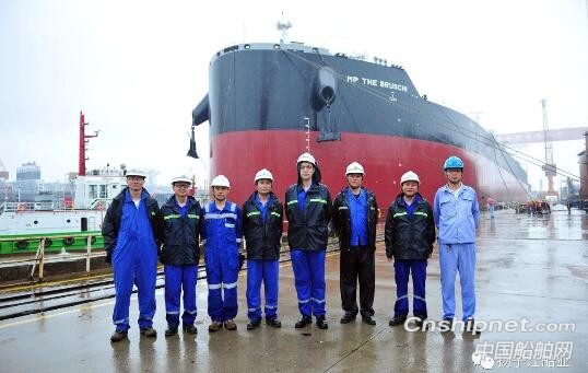 扬子鑫福造船2艘208000DWT散货船顺利出坞