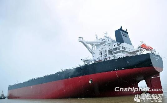 扬子鑫福造船2艘208000DWT散货船顺利出坞