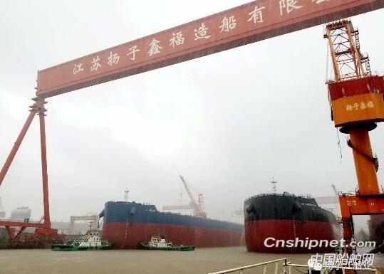 扬子鑫福造船2艘208000DWT散货船顺利出坞