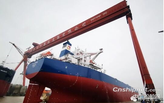扬子鑫福造船2艘208000DWT散货船顺利出坞