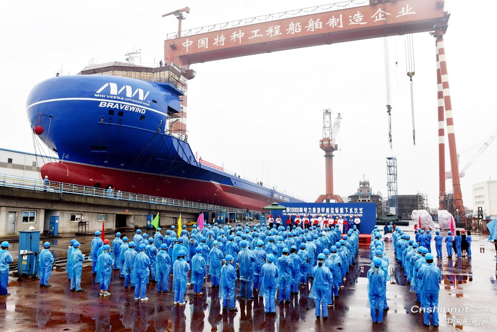 镇江船厂第2艘万吨级全电力推进甲板运输船顺利下水
