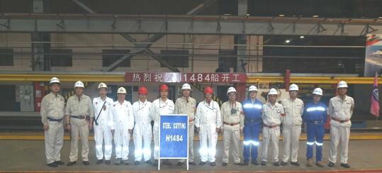 上海外高桥造船同日两艘散货船分别海试和开工