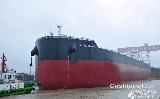 扬子鑫福造船2艘208000DWT散货船顺利出坞
