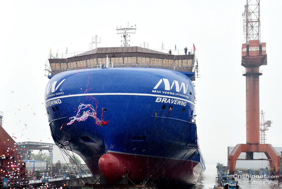 镇江船厂第2艘万吨级全电力推进甲板运输船顺利下水