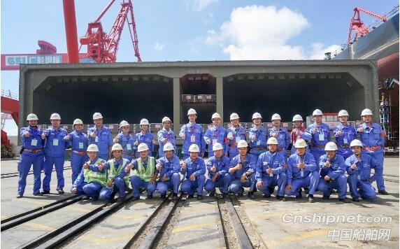 广船国际深中通道GK01标沉管隧道E5管节钢壳顺利完工过驳