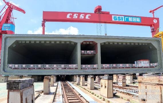 广船国际深中通道GK01标沉管隧道E5管节钢壳顺利完工过驳