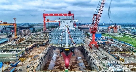新扬子造船第二批次12690TEU集装箱船顺利出坞