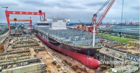 新扬子造船第二批次12690TEU集装箱船顺利出坞