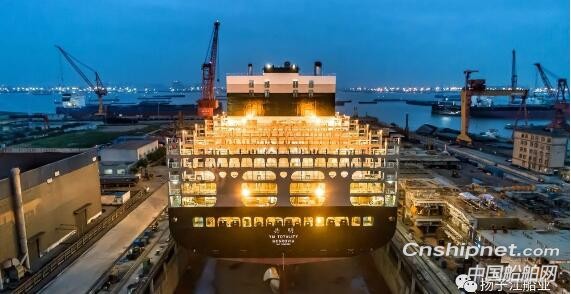 新扬子造船第二批次12690TEU集装箱船顺利出坞