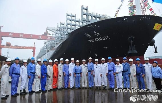 新扬子造船第二批次12690TEU集装箱船顺利出坞