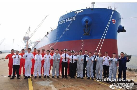 新扬子造船同日再交两艘散货船