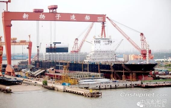 新扬子造船第二批次12690TEU集装箱船顺利出坞