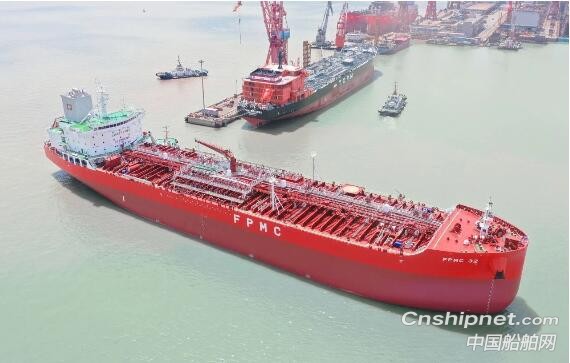 广船国际4.88万吨成品油/化学品船6号船签字交付