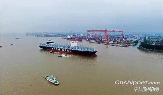 扬子鑫福超大型集装箱船“鑫福X2057号”出江试航