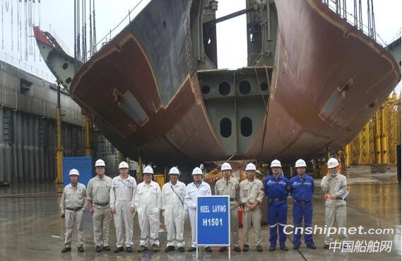 上海外高桥造船18万吨好望角型散货船顺利下坞