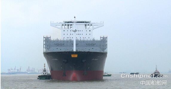 扬子鑫福超大型集装箱船“鑫福X2057号”出江试航