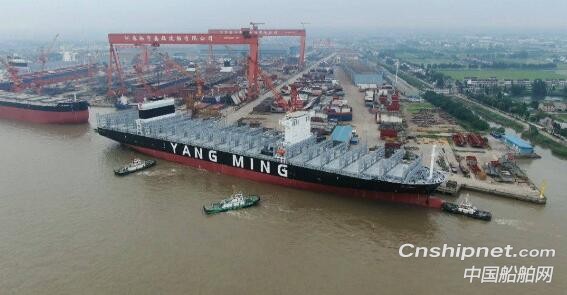 扬子鑫福超大型集装箱船“鑫福X2057号”出江试航