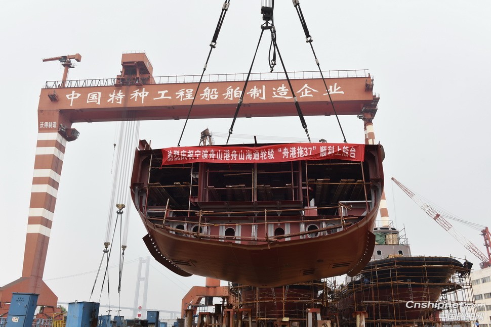 镇江船厂又一艘2942kW消拖两用全回转船顺利搭载