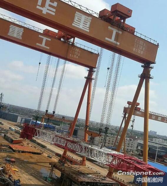 振华重工2500T起重机臂架成功实现吊装
