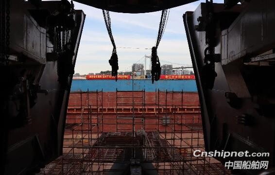 厦门船舶重工2800客邮轮型客滚船艏门开启成功