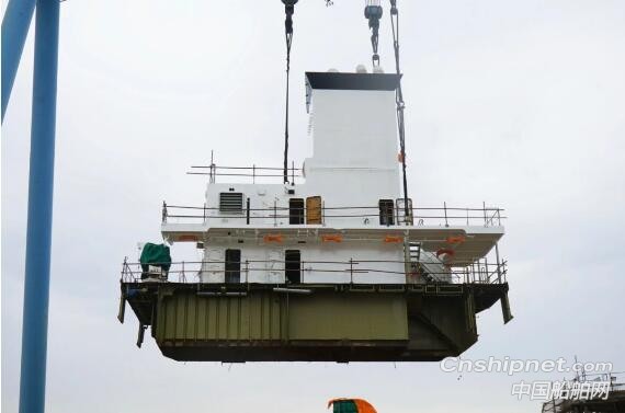 扬州金陵7000吨不锈钢化学品船首制船顺利出坞