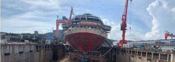 厦门船舶重工2800客邮轮型客滚船艏门开启成功