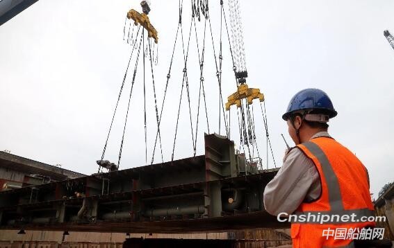 金陵船舶首艘866客位豪华滚装船上船台