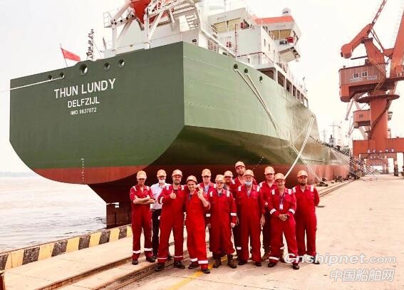 扬州金陵17500吨化学品船5#船正式签字交付