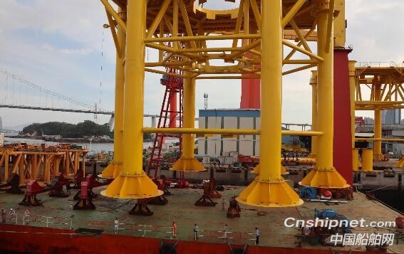 厦船重工抱桩器成功落驳交付