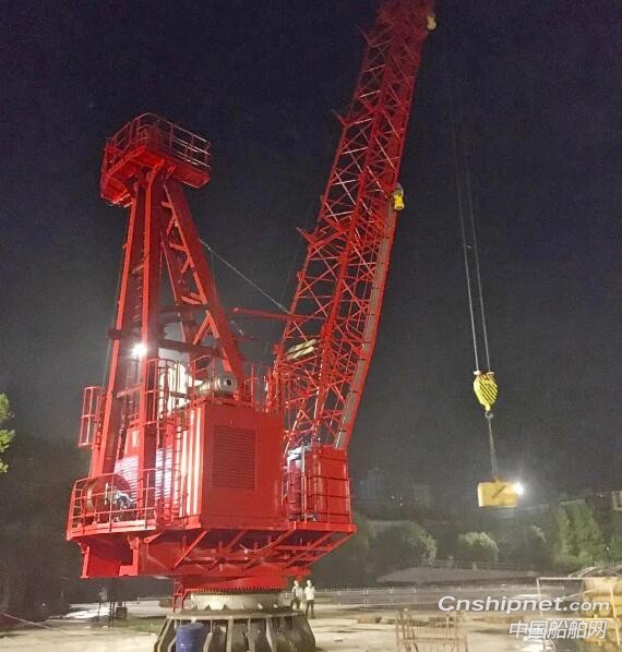 武汉船机COC1000-30-35-DH型海事起重机装车发运出厂