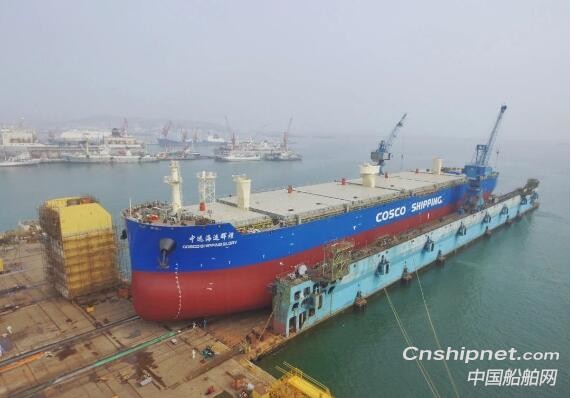 大连中远海运重工62000吨纸浆船N1006顺利下水