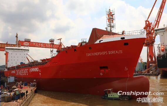 黄埔文冲集装箱船H5538顺利出坞