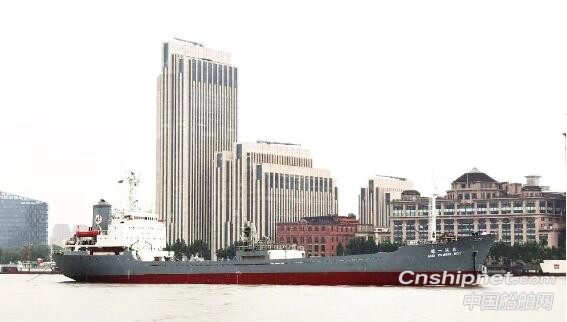 上海中远海运重工修葺一新的水泥船“亚泥一号”轮如期开航