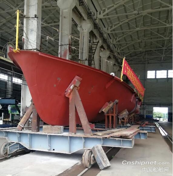 中船广西内河20米海事巡逻船2#船顺利上船台合拢