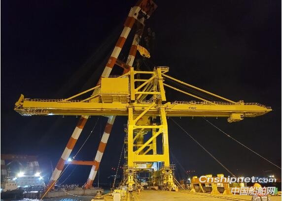 南通中远重工顺利完成6035岸桥整体合拢