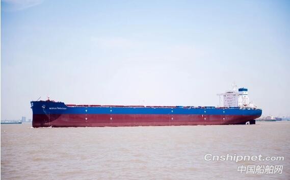 上海外高桥造船2艘21万吨散货船出海试航