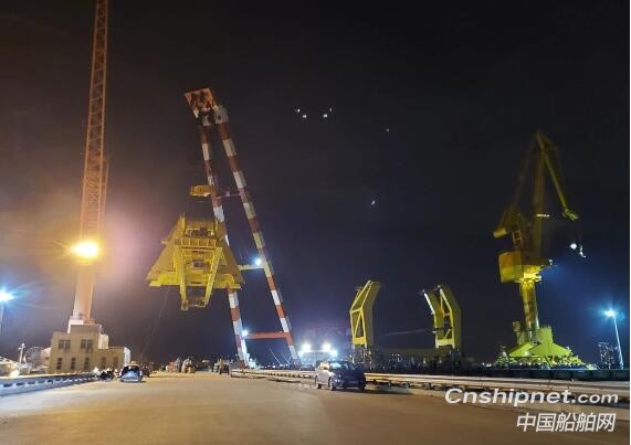 南通中远重工顺利完成6035岸桥整体合拢