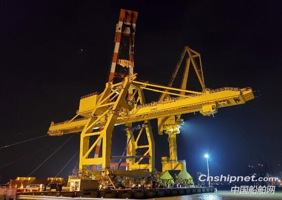南通中远重工顺利完成6035岸桥整体合拢