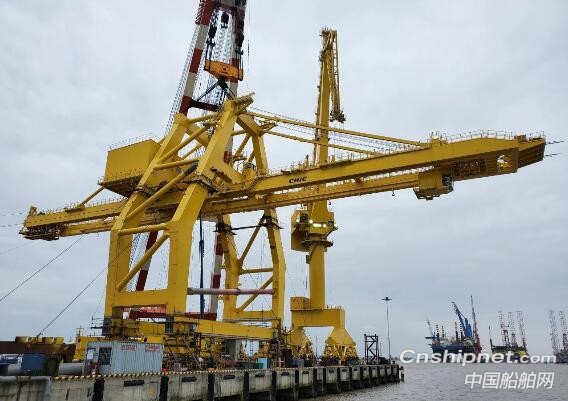 南通中远重工顺利完成6035岸桥整体合拢